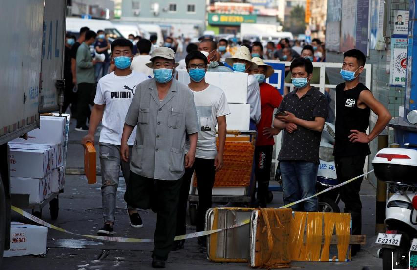 Người dân đeo khẩu trang bên trong chợ hải sản Jingshen đã bị đóng cửa sau khi phát hiện các ca nhiễm COVID-19 mới, tại Bắc Kinh , Trung Quốc , ngày 12/6. Ảnh: Reuters