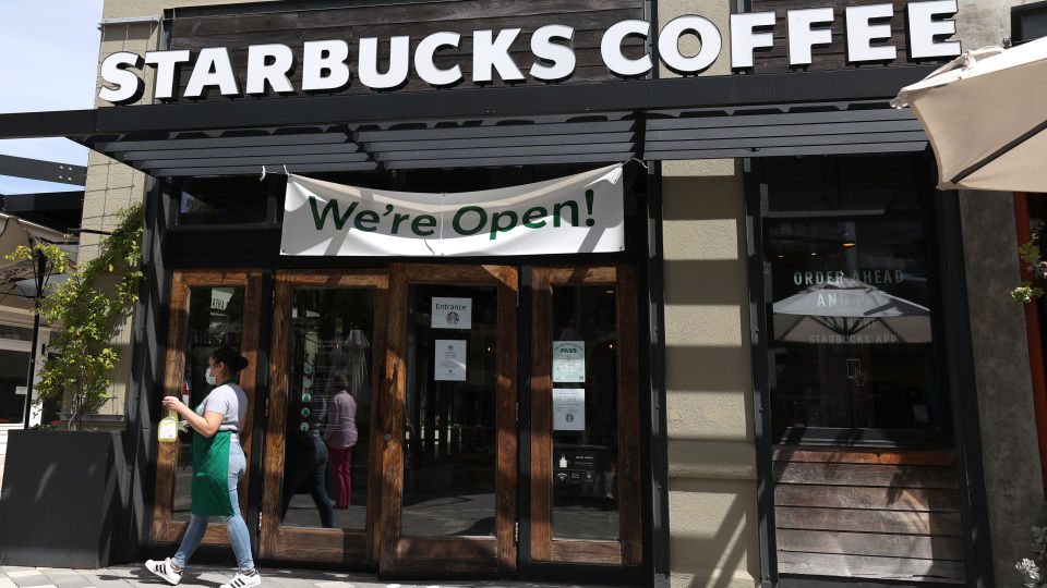 Một nhân viên Starbucks chuẩn bị lau cửa hàng Starbucks Coffee tại Mỹ vào ngày 10/6.