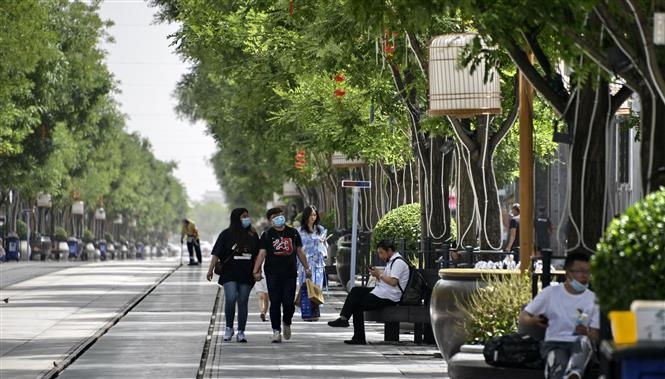 Người dân di chuyển trên phố ở thủ đô Bắc Kinh, Trung Quốc ngày 3/6/2020. Ảnh: TTXVN