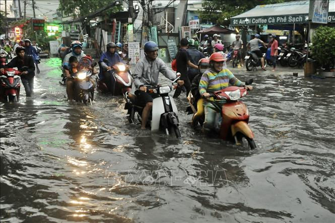 Ngập nặng trên đường Tô Ngọc Vân (quận Thủ Đức). Ảnh: TTXVN