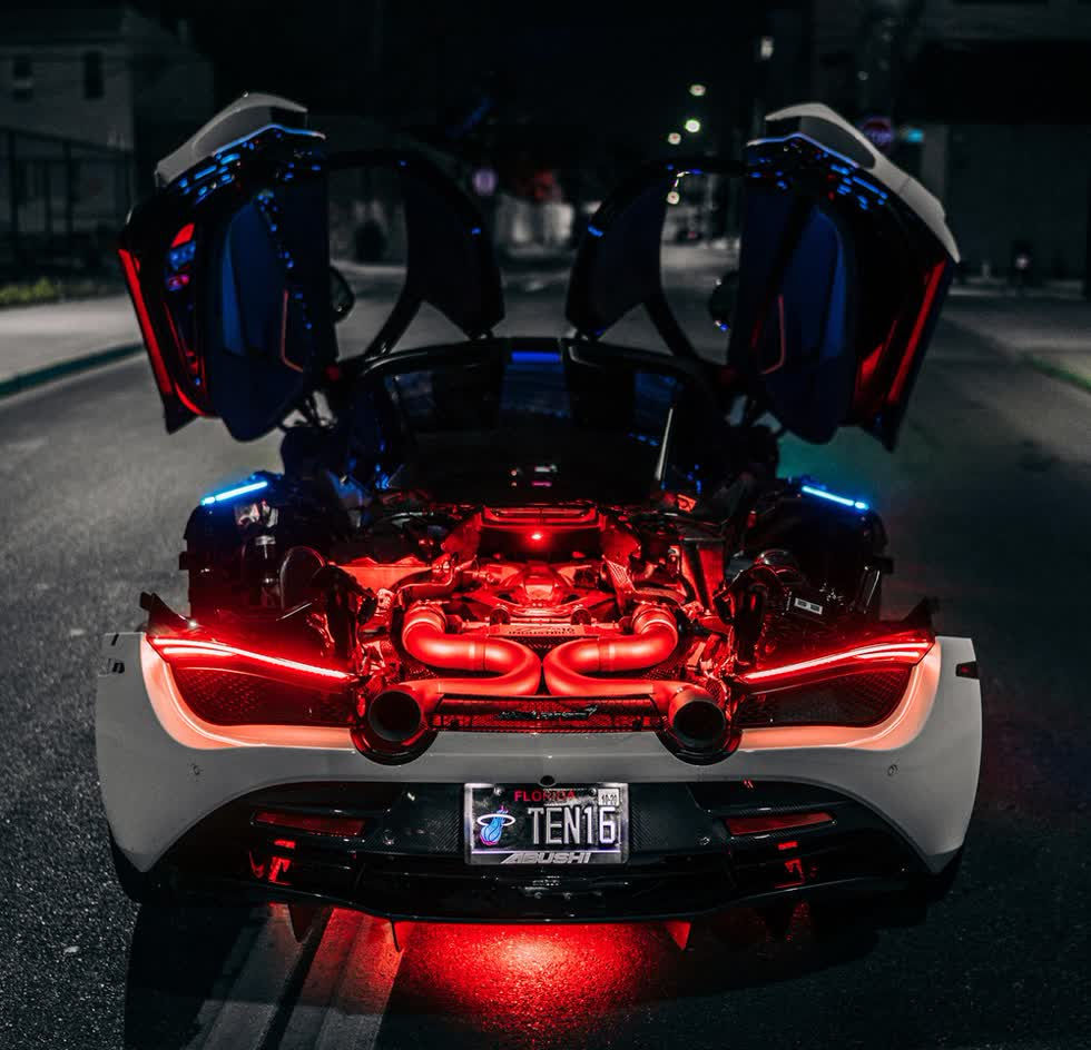 Công ty độ xe Mỹ cũng bổ sung hiệu ứng đèn nền màu đỏ cho hệ thống động cơ.