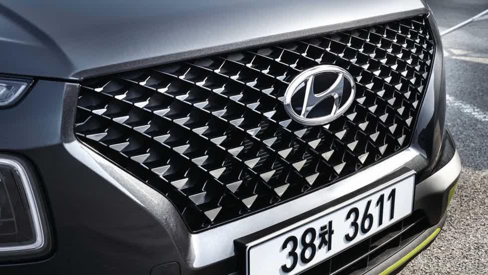 Lưới tản nhiệt ấn tượng của Hyundai Venue FLUX khá giống với SUV SantaFe.