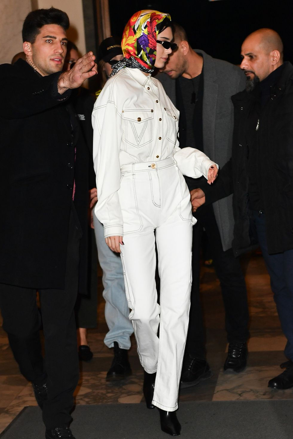 Kendall Jenner chọn khăn bandana in hoa sặc sỡ cho bộ trang phục denim màu trắng. Ảnh: Getty Images