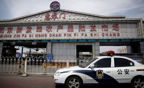  Chợ đầu mối Tân Phát Địa tại Bắc Kinh đã bị đóng cửa sau khi phát hiện các trường hợp nhiễm COVID-19. Ảnh: Reuters.  