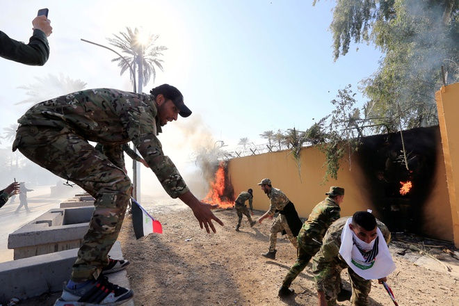 Người biểu tình phóng hỏa tòa nhà đại sứ quán Mỹ ở Baghdad, Iraq hồi tháng 1/2020. Ảnh: Reuters