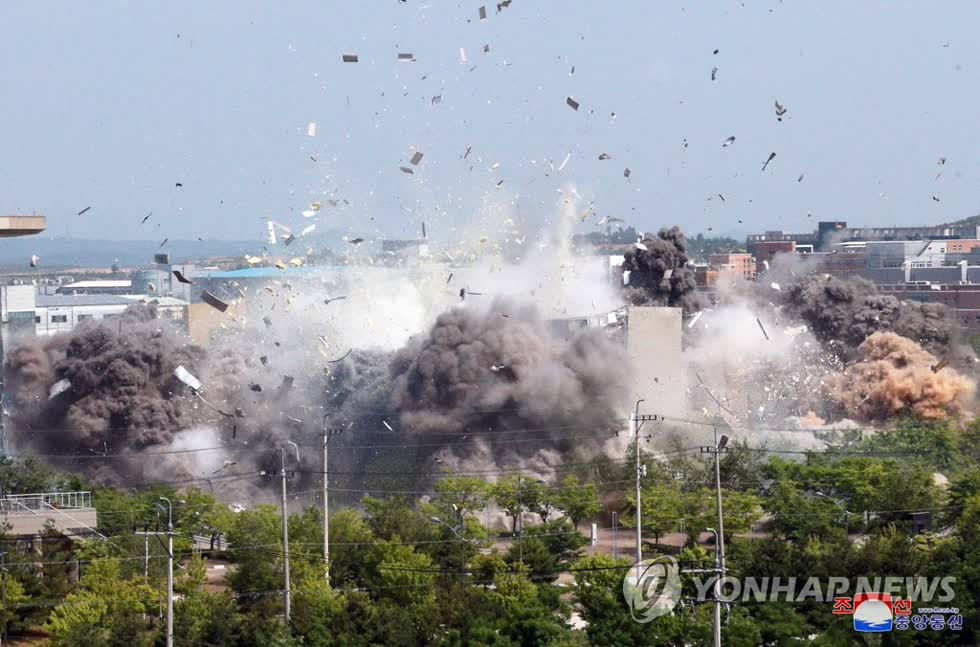 Hình ảnh Triều Tiên cho nổ tòa nhà liên lạc.