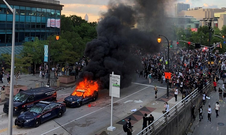 Xe cảnh sát bị đốt trong cuộc biểu tỉnh ở Atlanta, Georgia, ngày 29/5. Ảnh: Reuters