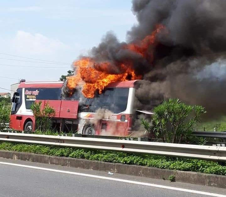 Chiếc xe khách bốc cháy dữ dội trên cao tốc Nội Bài - Lào Cai. Ảnh: MXH giao thông.