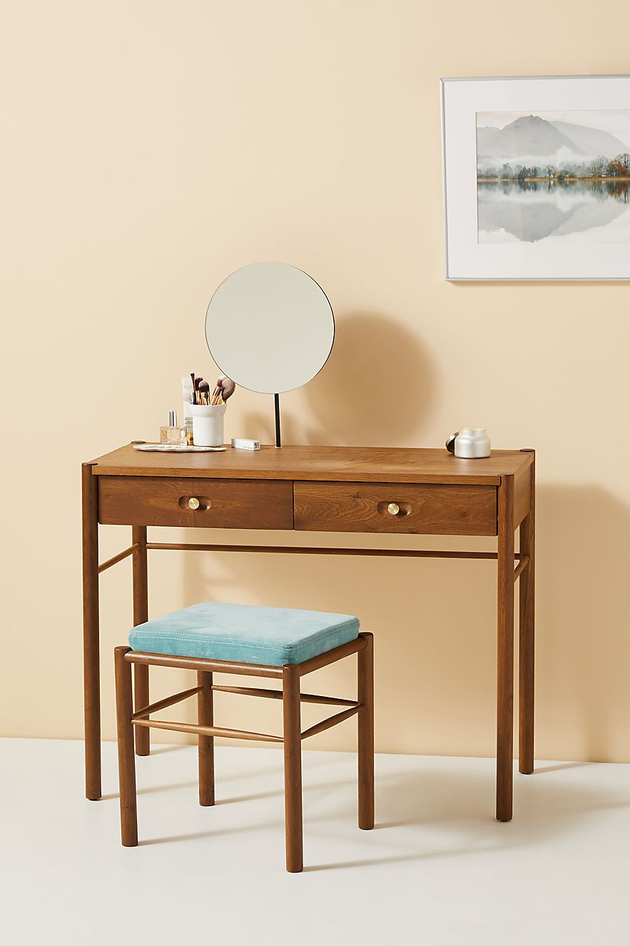   Mẫu bàn trang điểm mini với chất liệu gỗ sồi đem đến cho bạn một thiết kế nhỏ gọn nhưng vẫn đầy đủ công năng sử dụng. Chiếc ghế được bọc nỉ giúp cho bạn có thể ngồi hàng giờ mà không cảm thấy mệt mỏi.