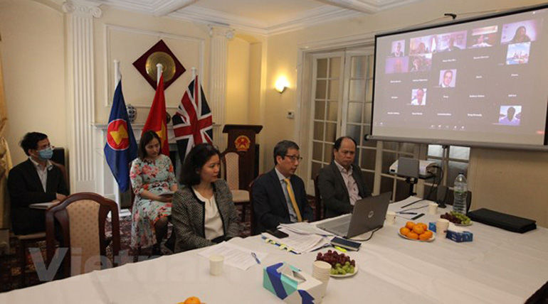Đại sứ Trần Ngọc An và cán bộ Đại sứ quán Việt Nam tại Vương quốc Anh tham dự Hội thảo trực tuyến. Ảnh: Vietnam .