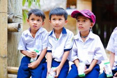  Các em học sinh huyện Đông Giang nhận những hộp sữa đầu tiên khi đến lớp theo chương trình Sữa học đường.