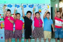  Các em học sinh mầm non huyện Nam Giang hào hứng tham gia giờ uống sữa tại lớp.