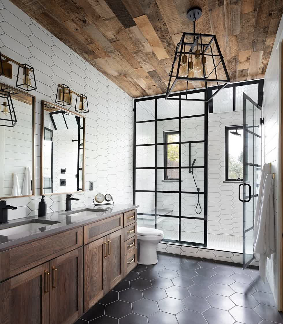Hình ảnh phòng tắm kiểu công nghiệp tuyệt đẹp với gạch lát sàn màu xám hình lục giác. trần gỗ và khu vực tắm trang trí nội thất màu tối, trông đáng yêu.