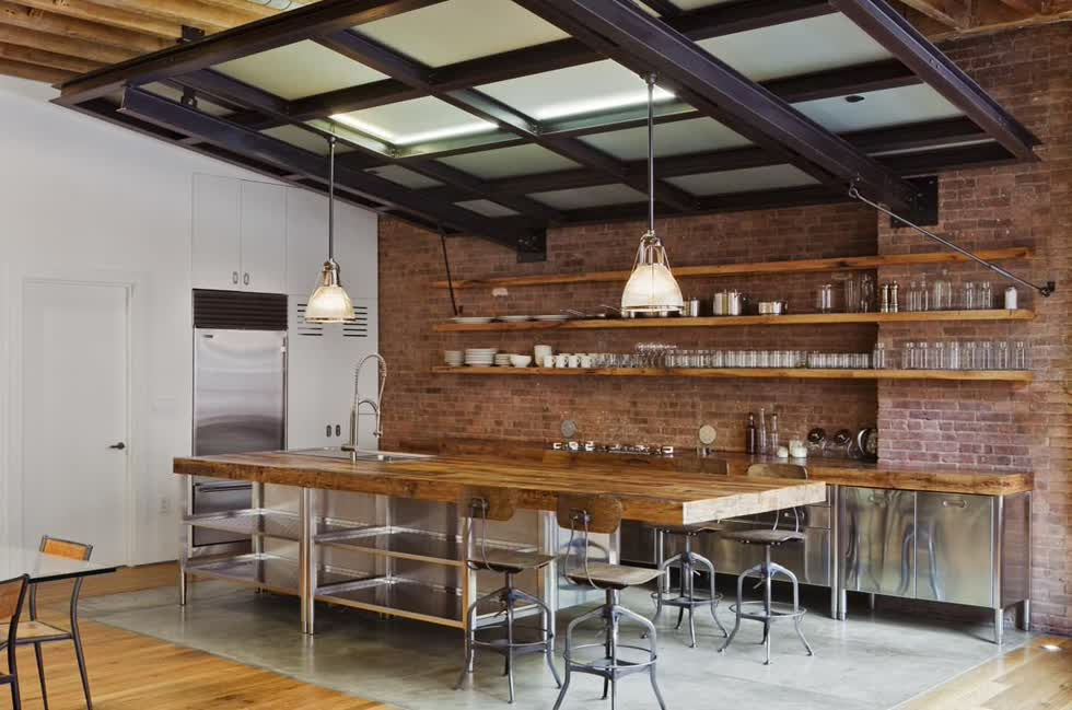 Nhà bếp theo phong cách công nghiệp với phông nền gạch lộ ra và kệ nổi bằng gỗ kiểu dáng đẹp.