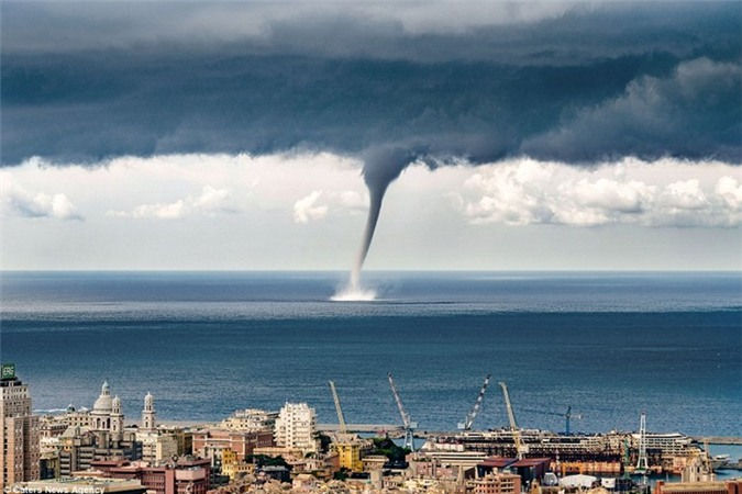   Ngày 20/10, tại bờ biển thị trấn Geona, Italia diễn ra một cảnh tượng vô cùng đáng sợ. Trên biển bất chợt xuất hiện vòi rồng khổng lồ khiến người dân địa phương khiếp đảm. Ảnh: Kiến Thức.  