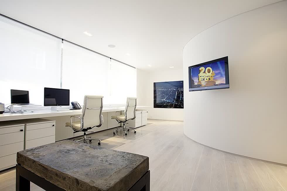 Văn phòng tại nhà hiện đại màu trắng với thiết bị hội nghị truyền hình.