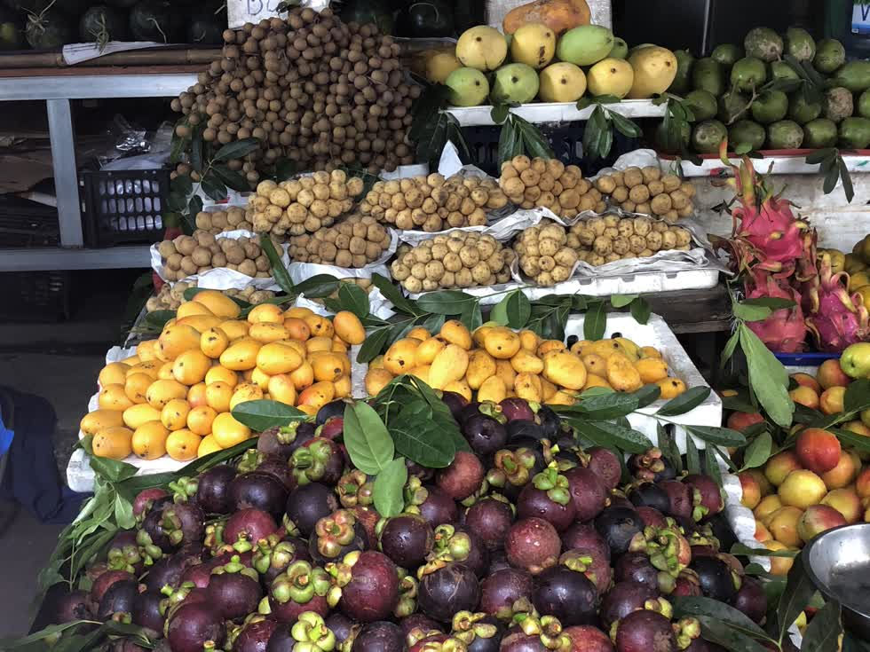 Tại chợ Gò Vấp, xoài mút được bán xen kẽ với các loại trái cây khác với giá 35.000 đồng/kg. 