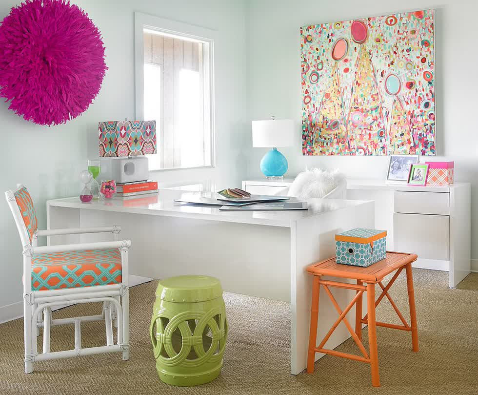   Trang trí tranh treo tường nghệ thuật tạo thêm màu sắc cho văn phòng màu trắng tại nhà.