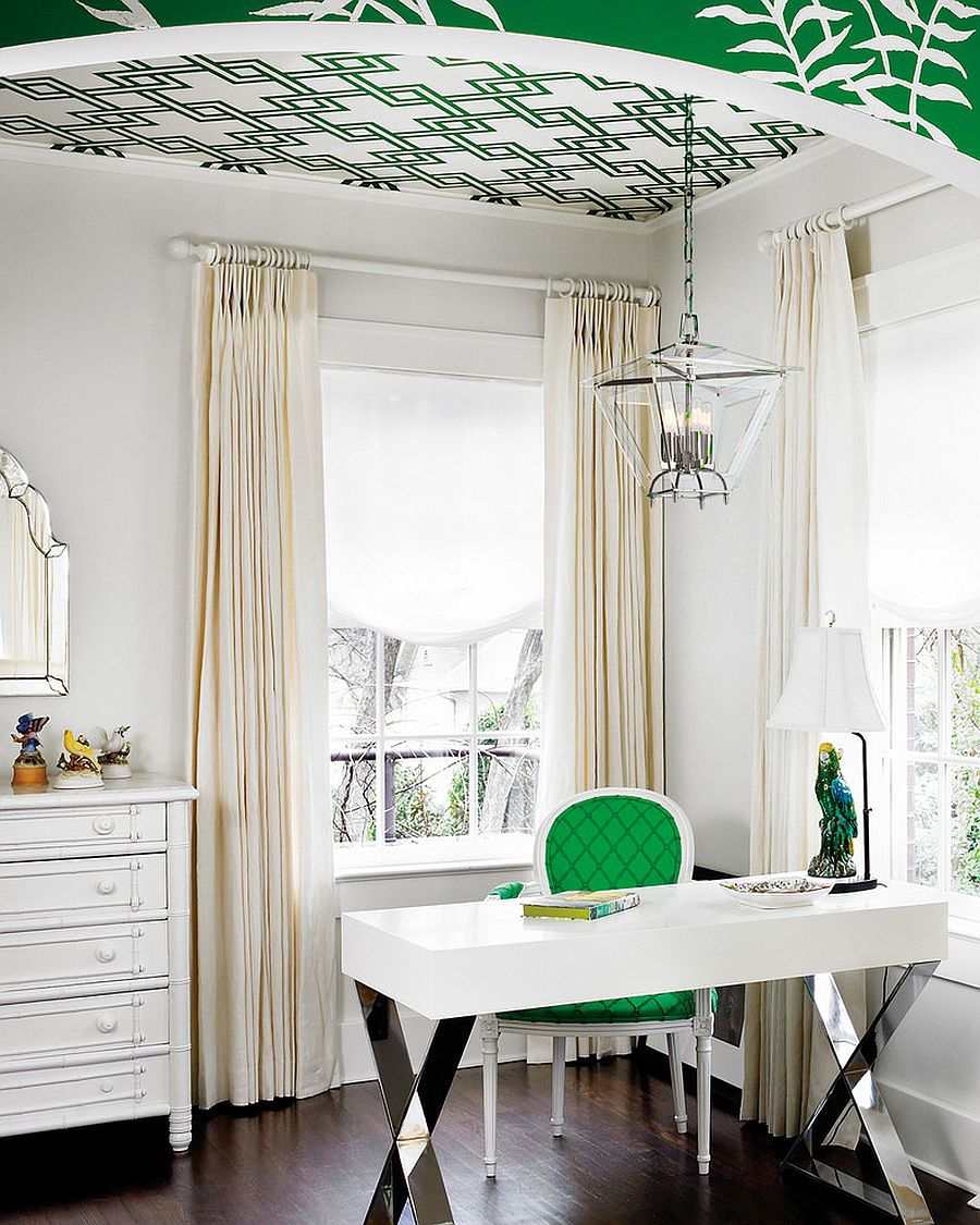   Một vệt màu xanh lá cây làm sinh động văn phòng tại nhà mát mẻ trong màu trắng.