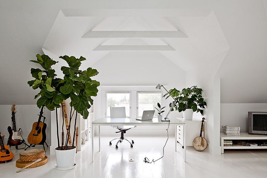   Văn phòng gác mái tuyệt đẹp với màu trắng với cây trồng trong nhà tạo nên sự tươi mát.