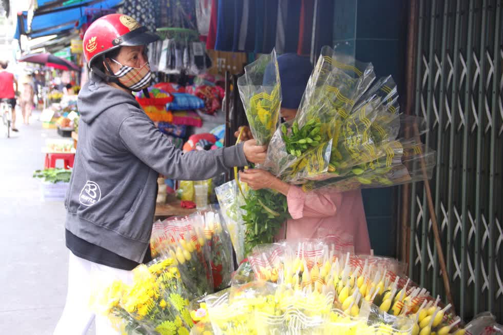 Các loại hoa như cúc, ly,... được điều chỉnh tăng 5.000-10.000 đồng/bó so với ngày thường.