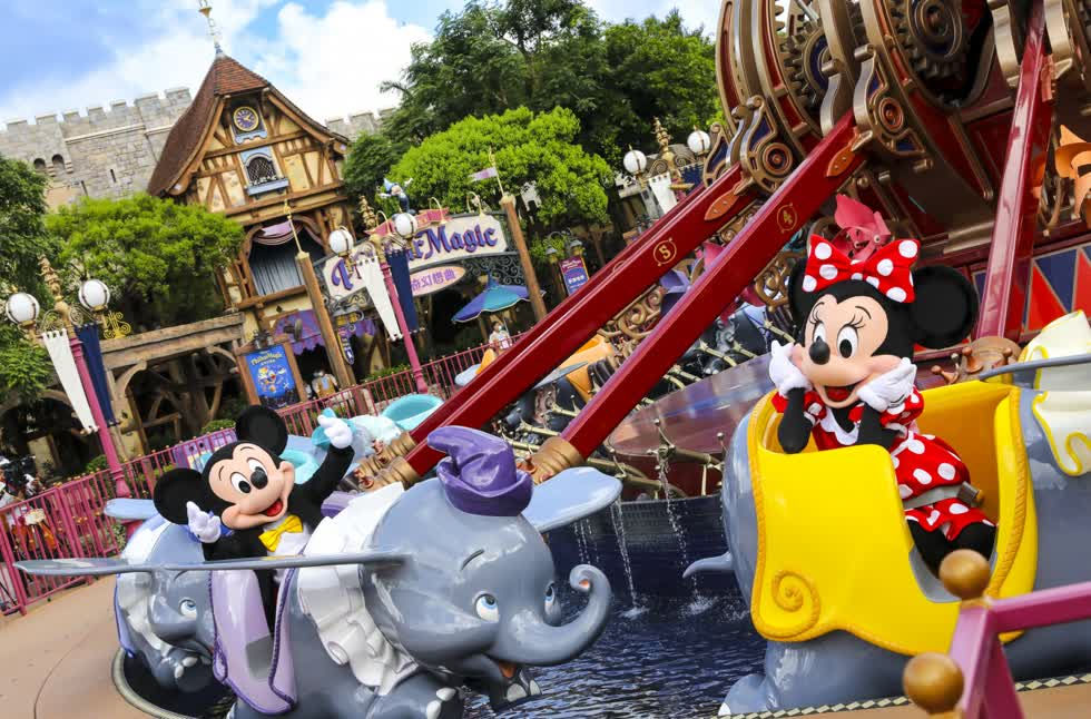   Chuột Mickey và Minie tại công viên giải trí Disneyland mở cửa kể từ ngày 18/6. Du khách sẽ phải xếp hàng để kiểm tra thân nhiệt trước khi được phép vào cửa. Quyết định trên được đưa ra sau khi đầu tuần này, giới chức Hong Kong thông báo nới lỏng hạn chế xã hội, theo đó người dân ở thành phố có thể tụ tập thành nhóm từ 8 đến 50 người.  