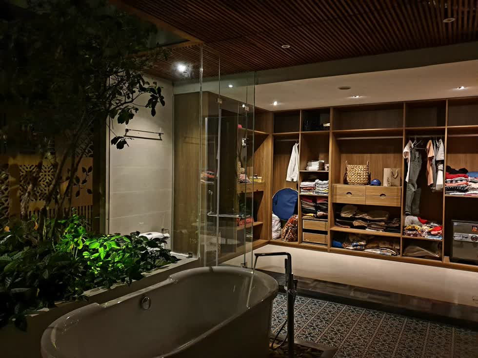 Phòng thay đồ thông với bồn tắm lộ thiên nên có thể đón nhận luồng không khí mát lành.