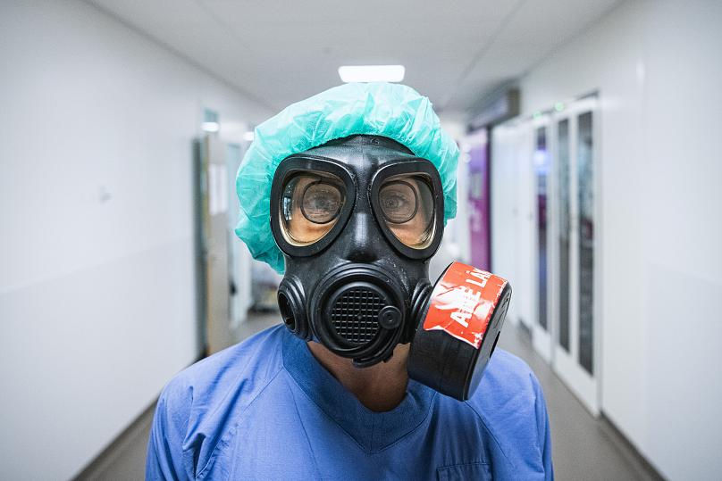 Karin Hildebrand, bác sĩ trong một đơn vị chăm sóc đặc biệt tại bệnh viện Sodersjukhuset ở Stockholm, đeo mặt nạ bảo vệ trong đại dịch coronavirus COVID-19. Ảnh: AFP.