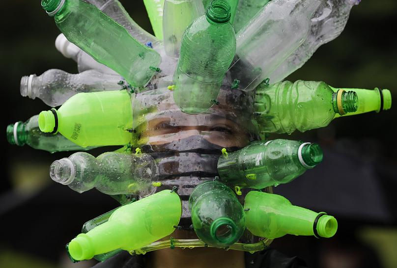 Một người biểu tình đeo khiên che mặt làm bằng chai nhựa tái chế của nghệ sĩ Leeroy New ở Metro Manila, Philippines. Ảnh AP.
