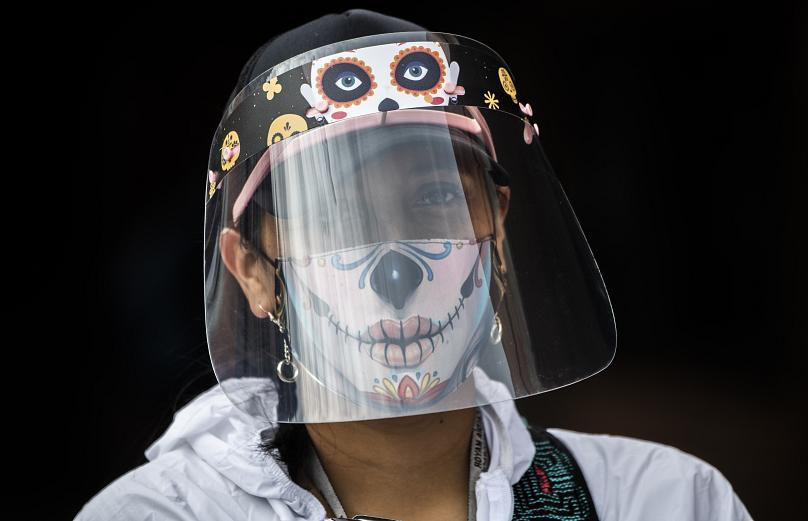 Một công nhân đeo khẩu trang và che chắn tại khu phố Bosa, một trong những khu vực có tỷ lệ mắc COVID-19 cao ở Bogota, Bolivia. Ảnh AFP.