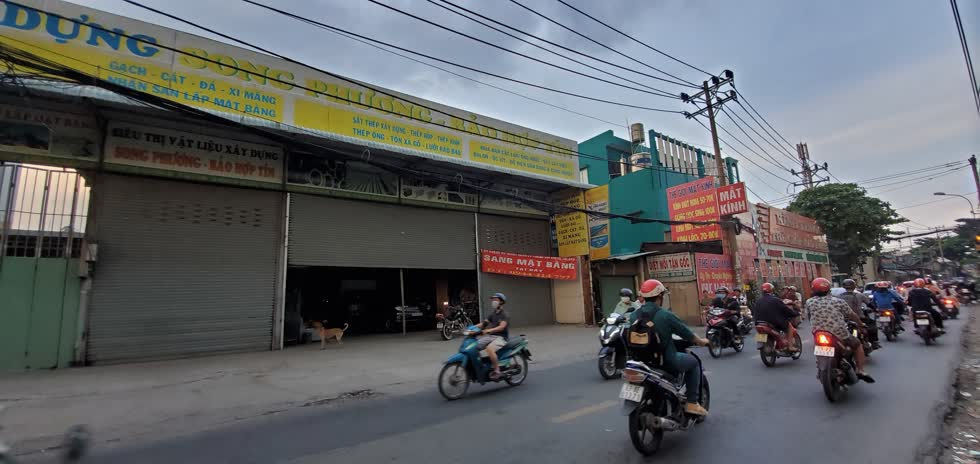 Một cửa hàng vật liệu lớn trên đường Bình Long, quận Bình Tân trả mặt bằng. Ảnh: Cẩm Viên.
