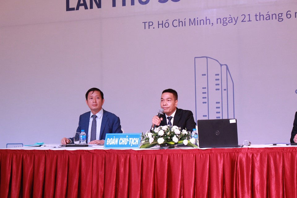  Lần thứ 3 triệu tập đại hội cổ đông không thành của Eximbank trong năm 2019, ông Cao Xuân Ninh khi đó là Chủ tịch HĐQT điều hành đại hội và gặp nhiều phản ứng gây gắt của cổ đông, trong đó có cổ đông chiến lược SMBC. Ảnh: N. Phương.
