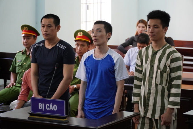 Bị cáo Nguyễn Văn Nưng (trái), Nguyễn Viết Huy (giữa) và Nguyễn Minh Hoàng tại tòa. Ảnh: VnExpress