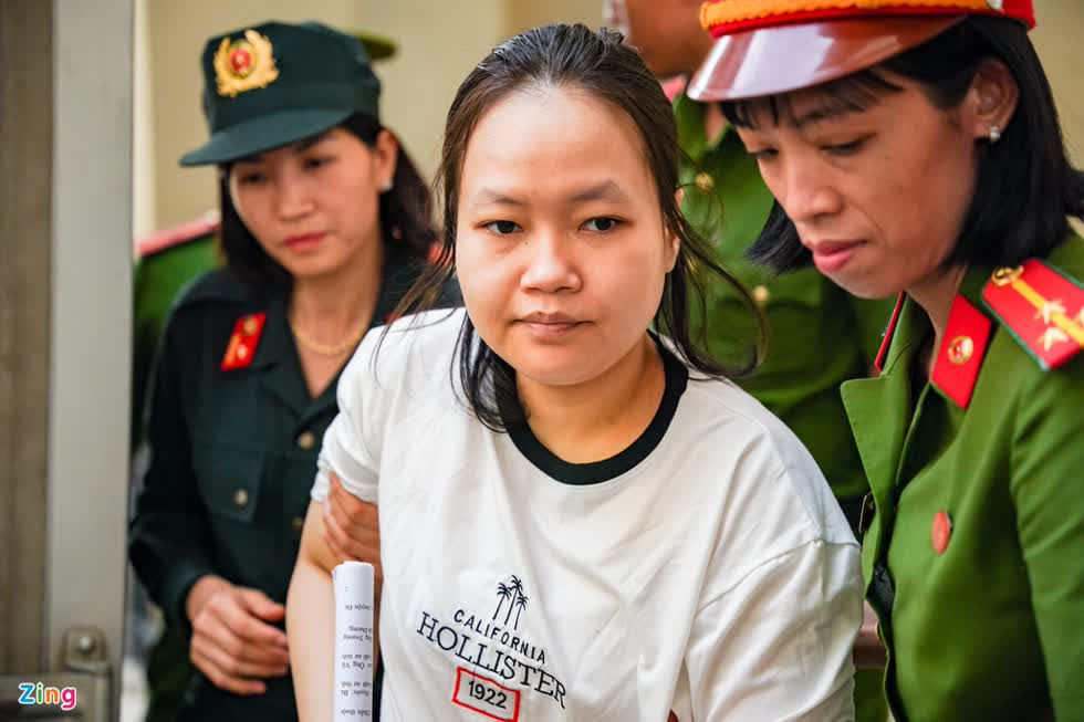 Cảnh sát dẫn giải bị cáo Phạm Thị Thiên Hà vào phòng xử chiều 26/6. Ảnh: Zing