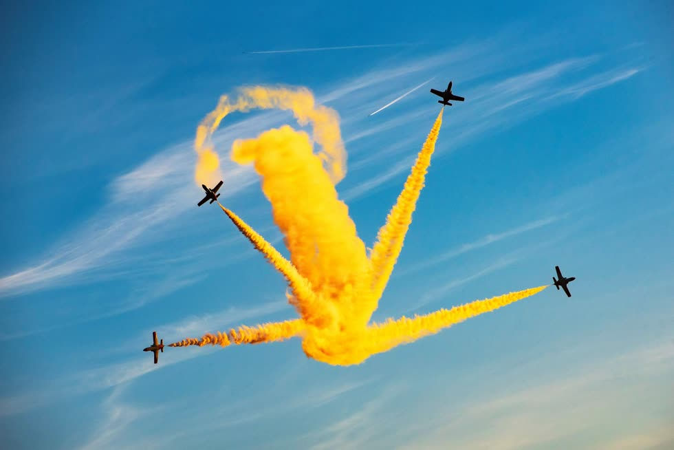 Những chiếc máy bay biểu diễn và phun khói màu vàng trong lễ kỷ niệm 25 năm của Festa al Cel Airshow ở Lieida, Tây Ban Nha. Ảnh: EPA.