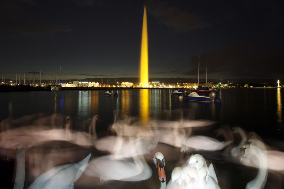   Đài phun nước nổi tiếng Jet d'Eau, đây là đài phun nước lớn nhất tại Geneva và cũng là một trong những cột mốc nổi tiếng nhất của thành phố. Đài phun nước nằm trong hồ Geneva đổ ra sông Rhone. Đây cũng là một trong những đài phun nước cao nhất thế giới với cột nước có thể phun thẳng lên trên tới 140 mét. Nó được vận hành bởi hai máy bơm 500kW từ một trạm bơm chìm. Khi hoạt động, nước được phun lên với vận tốc 200km/giờ cùng 7000 lít nước. Ảnh: EPA.  