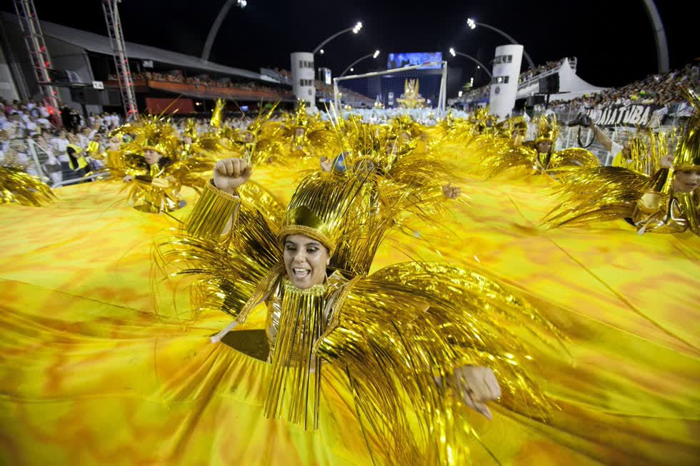 Các thành viên của trường samba tham gia một cuộc diễu hành trong lễ kỷ niệm lễ hội sao Paulo tại Sambadrome ở Rio de Janeiro. Ảnh: EPA.