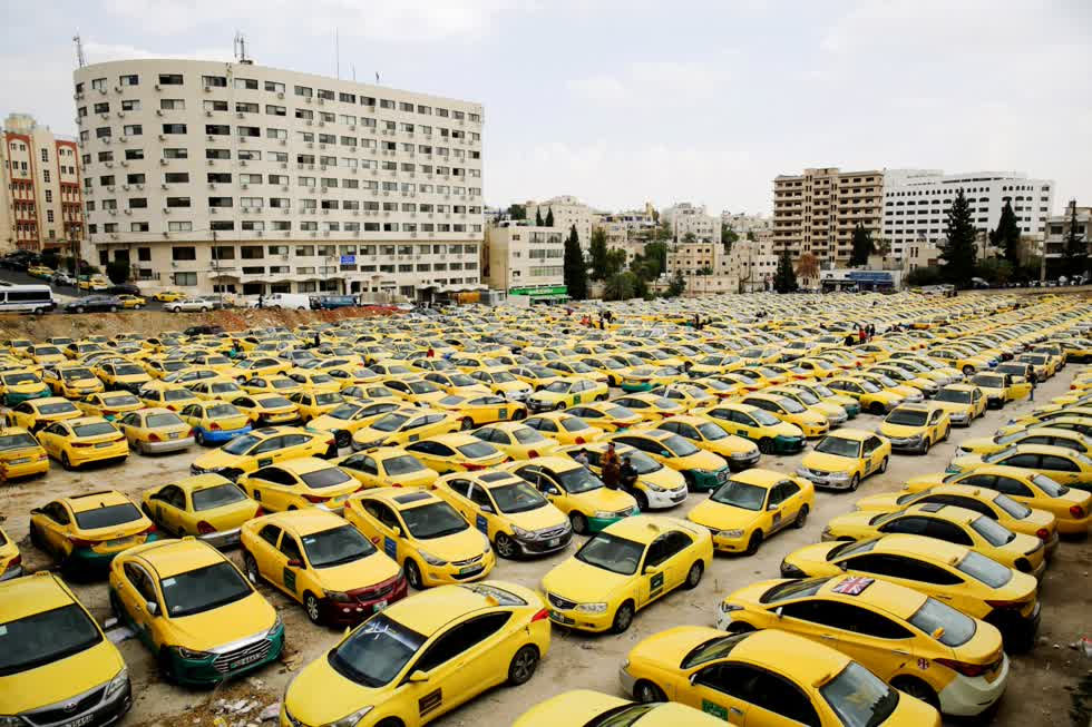 Taxi đang đậu trong một cuộc biểu tình chống lại các tài xế từ các dịch vụ tuyển dụng tư nhân, ở Amman, Jordan. Ảnh: EPA. 