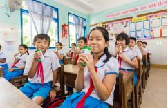 Tại Quảng Ngãi, nguồn kinh phí do ngân sách tỉnh và Vinamilk là doanh nghiệp cung cấp sữa hỗ trợ. Phụ huynh không cần đóng góp thêm. 