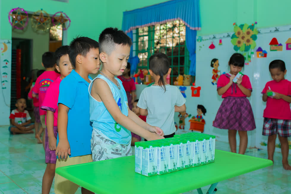 Trong đó, Vinamilk là doanh nghiệp tích cực đồng hành triển khai tại 23 tỉnh thành, mang sữa đến hơn 3,3 triệu học sinh bậc mầm non và tiểu học. 