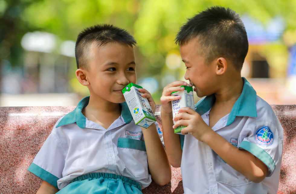 Khi được hỏi vì sao thích uống sữa, các em đã chia sẻ những lý do rất “bất ngờ” và dễ thương của trẻ thơ.