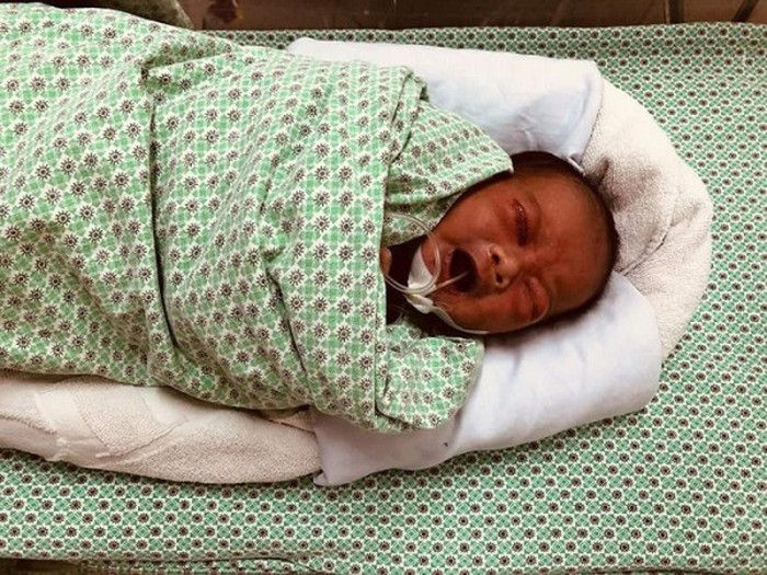 Trẻ sơ sinh bị bỏ rơi dưới hố gas 3 ngày. Ảnh: Internet