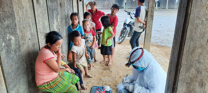   Lực lượng y tế tỉnh Đắk Nông thực hiện biện pháp phòng chống bệnh bạch hầu. Ảnh: Người Lao Động  
