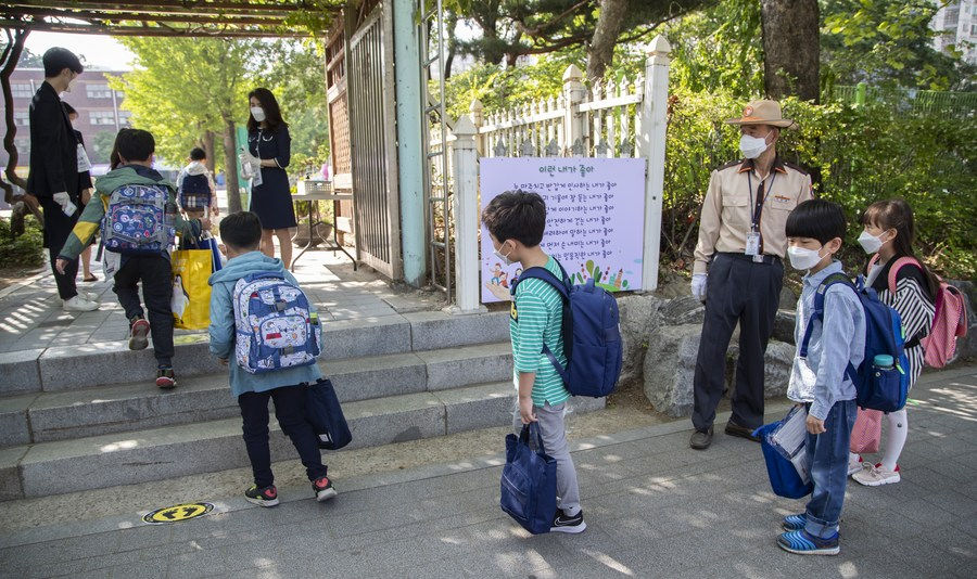 Học sinh trở lại lớp học tại Trường tiểu học Seryun ở Seoul, Hàn Quốc, ngày 27/5. Ảnh: Tân Hoa Xã.