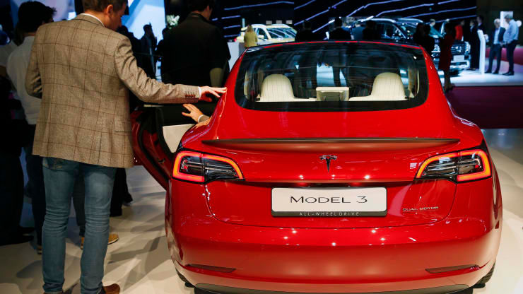     Tesla chính thức vượt qua Toyota trở thành hãng xe có giá trị thị trường lớn nhất thế giới. Ảnh: CNBC 