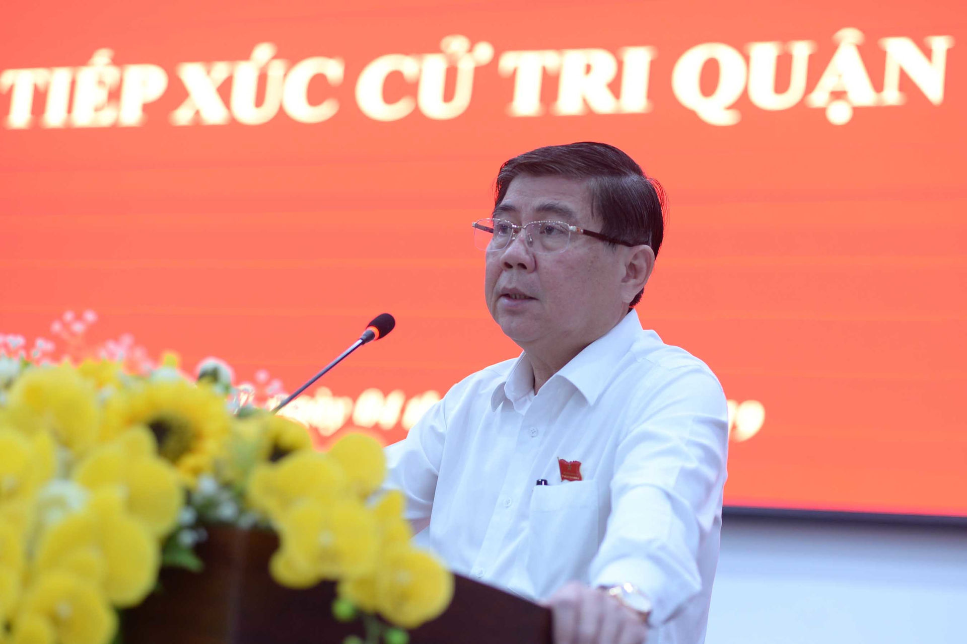 Chủ tịch TP.HCM Nguyễn Thành Phong trong buổi tiếp xúc với cử tri quận 1. 