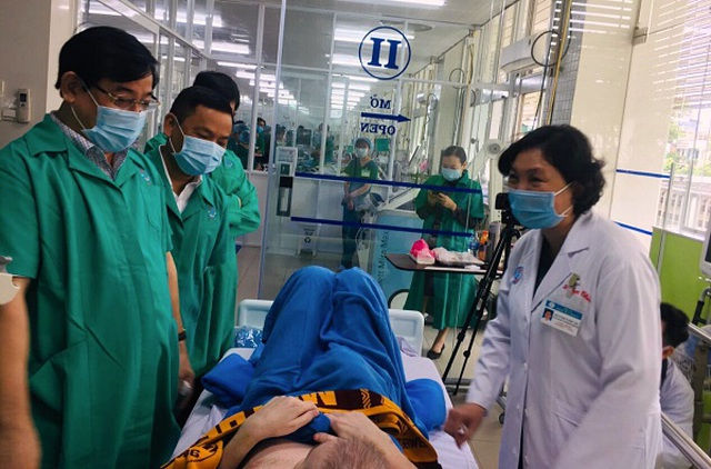 PGS.TS Lương Ngọc Khuê, Cục trưởng Cục Quản lý Khám chữa bệnh (ngoài cùng bên trái) thăm bệnh nhân 91. Ảnh: Dân Trí