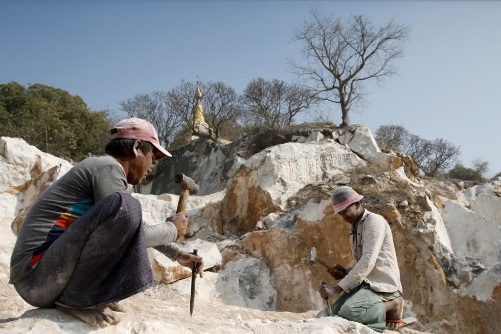 Thợ chạm khắc đá cẩm thạch làm việc tại xưởng đá của Kyi Khaing.