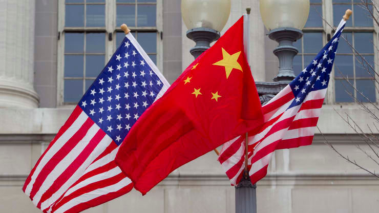 Quốc kì Mỹ và Trung Quốc. Ảnh: Getty Images.