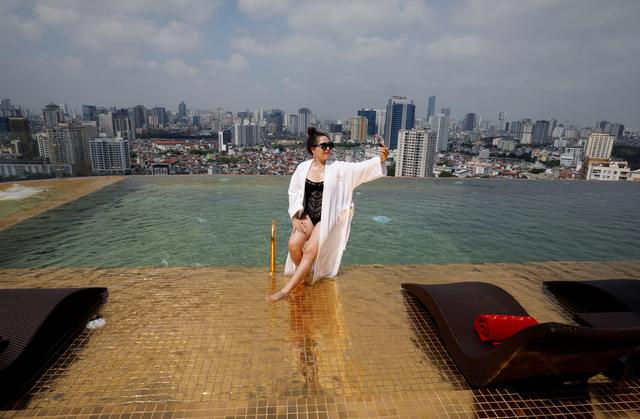 Bể bơi vô cực trên mái nhà của khách sạn được ốp bằng vàng. Ảnh: Reuters.
